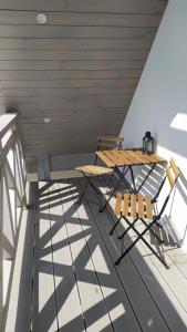 una mesa y sillas en la azotea de un edificio en Sielska Dolina pod Ślężą, en Mysłaków