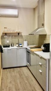 Il comprend une cuisine équipée d'un évier et d'une cuisinière. dans l'établissement Flats 323, à Porto