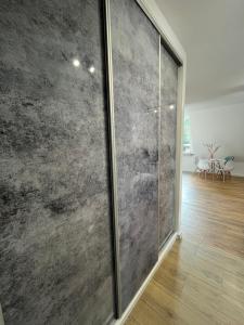 una camera con una grande porta a vetri e pavimento in legno di Apartament Willa Bellevue a Rabka-Zdrój