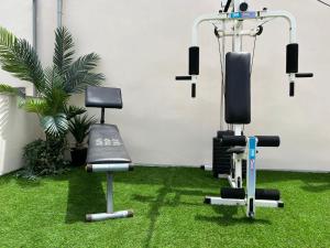 zwei Heimtrainer in einem Zimmer mit Gras in der Unterkunft CASA SOLE - Apartamento Playa San Juan NR. 4 in Guía de Isora