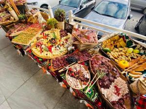 une table remplie de nombreux types de denrées alimentaires différents dans l'établissement Gospodaria Klaus, à Rozavlea