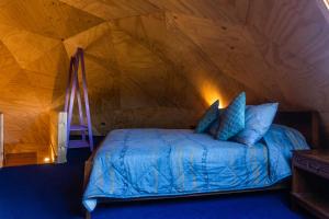 ein Schlafzimmer mit einem Bett in einem Zelt in der Unterkunft Centro Turístico Calafates del Llaima in Conguillio