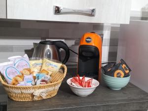 - un comptoir avec un panier de nourriture et une cafetière dans l'établissement La casa di Anita nel cuore di Segesta, à Calatafimi-Segesta