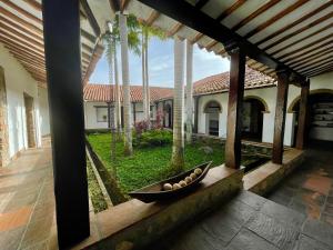 una ciotola di uova seduta sul portico di una casa di Hotel Boutique Posada Las Trampas a Honda