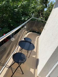 2 chaises et une table sur un balcon dans l'établissement Dana Studio, à Tulcea