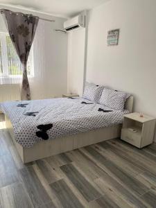 a bedroom with a bed and a wooden floor at Dana Studio in Tulcea
