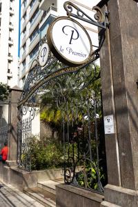 a metal gate with a sign on top of it at Flat Charmoso Jardim Paulista in Sao Paulo