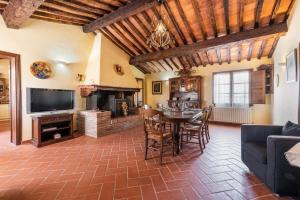 uma sala de estar com uma mesa e uma lareira em Villa Soiana em Soianella
