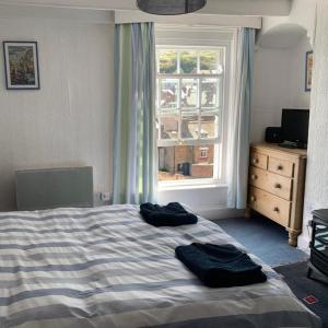 um quarto com uma cama com duas toalhas em Sea Haven holiday cottage at Staithes em Staithes
