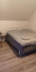 um quarto com uma cama e uma mesa em Helle´s casa em Herning