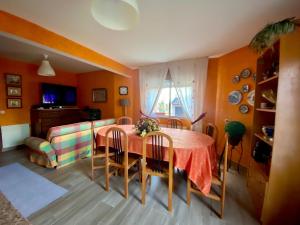 Telewizja i/lub zestaw kina domowego w obiekcie Casa las Hiedras