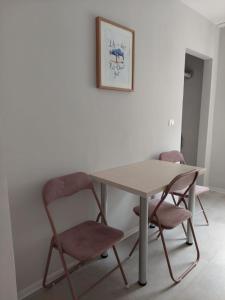 1 mesa y 2 sillas en una habitación en Ela's apartment, en Băile Herculane