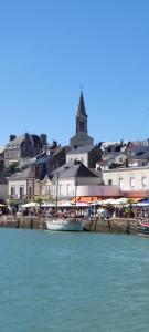 un bateau est amarré à côté d'un port avec des bâtiments dans l'établissement Maison proche du centre ville, à Pornic