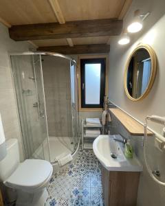 a bathroom with a shower and a toilet and a sink at Wypoczynek pod Lipami in Ruciane-Nida