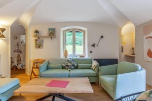 uma sala de estar com dois sofás azuis e uma mesa em Wonderful apartment in a château with a yard - Houlgate - Welkeys em Houlgate