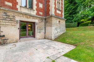 Vonkajšia záhrada v ubytovaní Appartement - Château de Beuzeval - Welkeys