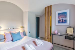 una camera da letto con un letto e asciugamani di Appartement - Château de Beuzeval - Welkeys a Houlgate