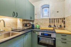 Kuchyňa alebo kuchynka v ubytovaní Appartement - Château de Beuzeval - Welkeys