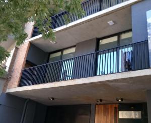 een balkon met uitzicht op een gebouw bij Delta Apart in Tigre