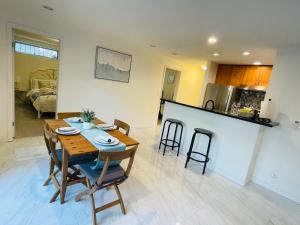 ein Esszimmer und eine Küche mit einem Tisch und Stühlen in der Unterkunft Adorable 2-Bedroom Basement in Vancouver in Vancouver