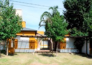 una casa con dos árboles delante de ella en Puerto Soñado en Colón