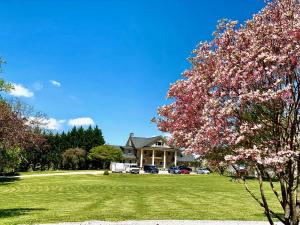 una casa con un árbol floreciente delante de ella en SKYLARANNA Resort & SPA en Hendersonville