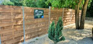 Vonkajšia záhrada v ubytovaní Kuća za odmor Malia sa Spa Hot Tub Jacuzzijem - Nice and Cozy - Free tickets to all City attractions
