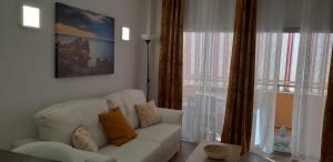 Posezení v ubytování Luminoso y bonito apartamento con piscina en frente del mar