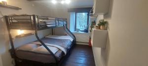 ヴレス・シュル・スモワにあるAu bois notre Dameの二段ベッド2台、窓が備わる小さな客室です。