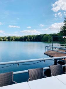 - un bateau avec 2 chaises et un quai sur un lac dans l'établissement Mimi's natuurhuisje, à Lanaken
