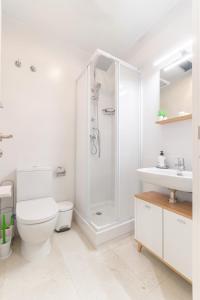 ein Bad mit einer Dusche, einem WC und einem Waschbecken in der Unterkunft NICE CITY CENTER APARTMENT in Vilanova i la Geltrú