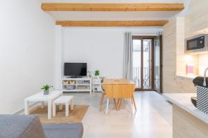 ein Wohnzimmer mit einem Sofa und einem Tisch in der Unterkunft NICE CITY CENTER APARTMENT in Vilanova i la Geltrú