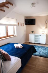 1 dormitorio con 1 cama con 2 toallas en Apartament Ósemka en Mikołajki
