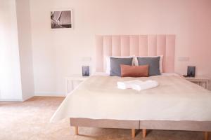 Una cama o camas en una habitación de Apartament Ósemka