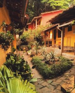 a garden with plants in front of a house at Hospedagem Recanto dos Ties in Abraão