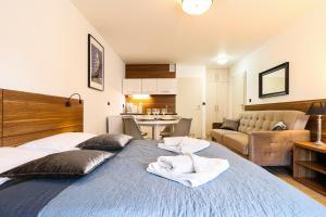 シフィノウイシチェにあるVilla Magnoliaのベッドルーム1室(大型ベッド1台、タオル付)