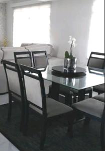 uma sala de jantar com uma mesa e cadeiras e um sofá em Apart Luxo no Centro com hidromassagem em Curitiba