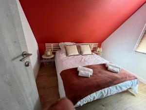ein Schlafzimmer mit einem Bett mit zwei Kissen darauf in der Unterkunft Capcoz Les Glycines in Fouesnant