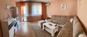 uma sala de estar com um sofá e uma televisão em Apartment Sunny Bulevar em Mostar