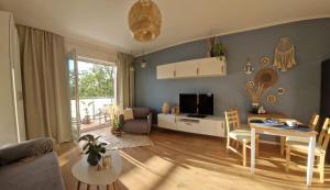 Televízia a/alebo spoločenská miestnosť v ubytovaní Apartament Iławianka