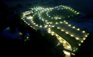 un grupo de luces de la calle por la noche en Mas Rosset - Luxury Villa Girona - Costa Brava en Cornellá de Terri