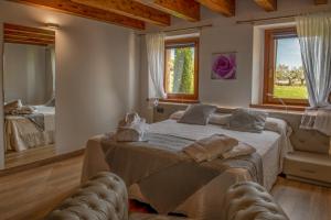 Un dormitorio con una cama grande y un espejo. en Mas Rosset - Luxury Villa Girona - Costa Brava, en Cornellá de Terri 26 fotos más