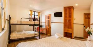 - une chambre avec 2 lits superposés et un bureau dans l'établissement Hotel Templo Mayor, à Mexico