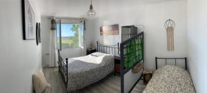 1 Schlafzimmer mit 2 Betten und einem Treppenaufgang in der Unterkunft Gîte familial avec spa privatif & piscine chauffée in Belleray