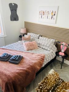 Un pat sau paturi într-o cameră la Funky cozy cottage with outside space
