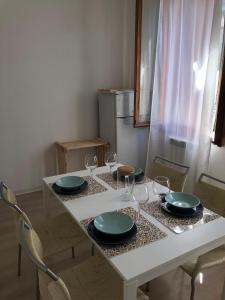 - une table avec des assiettes et des verres à vin dans l'établissement Casa Mestrina, à Mestre