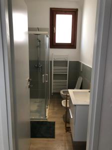 La salle de bains est pourvue d'une douche et d'un lavabo. dans l'établissement Casa Mestrina, à Mestre