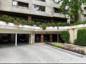 an empty parking lot in front of a building at Apartamento Bamuxela in Vigo