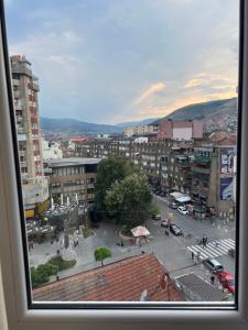 einen Blick aus dem Fenster einer Stadt in der Unterkunft Apartman Centar in Novi Pazar