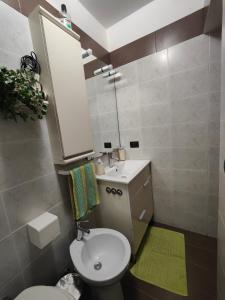 A bathroom at Appartamento Deluxe Lecce
